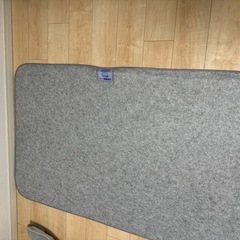 ニトリのマットレス、除湿シート、カーテンの画像