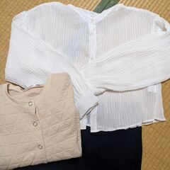 カーディガン、ブラウス、スカートのセットの画像