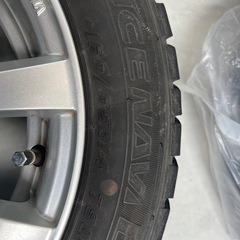 スタッドレスタイヤとホイールセットの画像