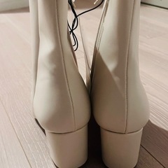 タグ付き ショートブーツの画像