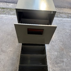 レトロなロッカー机の画像