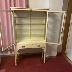 50年前の薬棚と医用機器棚の画像