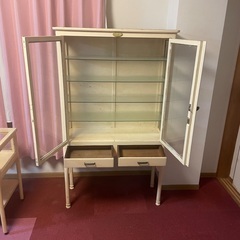 50年前の薬棚と医用機器棚の画像