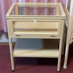 50年前の薬棚と医用機器棚の画像