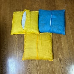小さめのクッション3つの画像
