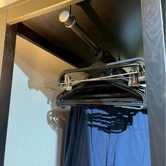 黒のハンガーラックの画像