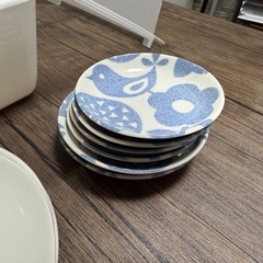 箱と皿の画像