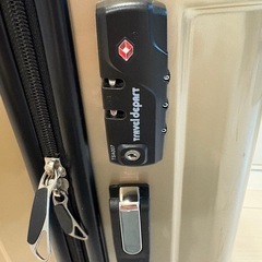 スーツケース超軽量光沢ボディ★Mサイズ！Wキャスター８輪で丈夫な防犯ファスナー、ＴＳＡロックも搭載のフルスペックモデル★の画像