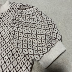 ベージュ色のパフスリーブ ニットの画像