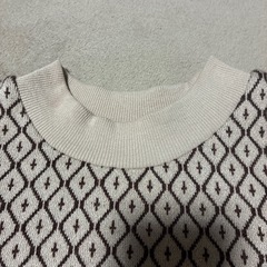 ベージュ色のパフスリーブ ニットの画像