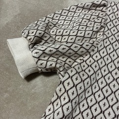 ベージュ色のパフスリーブ ニットの画像