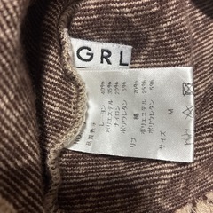 ベージュ色のパフスリーブ ニットの画像