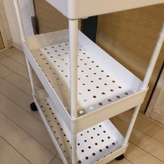 4段キャスター付き収納ワゴン　美品の画像
