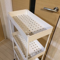 4段キャスター付き収納ワゴン　美品の画像