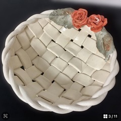 バラ装飾付きボウル　菓子器　小物入れ　ハンドメイド　編み込みの画像