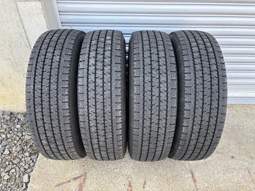 ハイエース　スタッドレス　4本セット　
195/80/R15 トーヨータイヤ  
