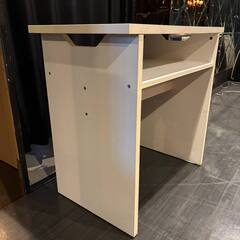 テーブル　白　電源タップ付きの画像