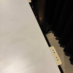 テーブル　白　電源タップ付きの画像