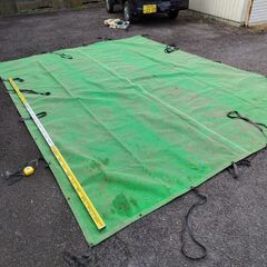 メッシュシート 目隠し 防塵シート 足場の目隠しや家屋解体屋等が使っている業務用のシートになります 中古では有りますがまだまだ使えます サイズはおおよそ3m×4mです 縁にはハトメ孔がありゴムが通してあるので トラックの荷台の物の落下防止用･飛散防止のシートとして使えます メッシュシートなので幌の代用とすると雨の時には濡れてしまうと思います。 畑の堆肥作りの上にかけるシートとしても良いです 踏みつけてもそうそう簡単には避けることはない丈夫な物です 。 🌟お引き渡しは基本的には平日夕方以降（私が仕事から帰の画像