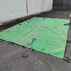 メッシュシート 目隠し 防塵シート 足場の目隠しや家屋解体屋等が使っている業務用のシートになります 中古では有りますがまだまだ使えます サイズはおおよそ3m×4mです 縁にはハトメ孔がありゴムが通してあるので トラックの荷台の物の落下防止用･飛散防止のシートとして使えます メッシュシートなので幌の代用とすると雨の時には濡れてしまうと思います。 畑の堆肥作りの上にかけるシートとしても良いです 踏みつけてもそうそう簡単には避けることはない丈夫な物です 。 🌟お引き渡しは基本的には平日夕方以降（私が仕事から帰の画像