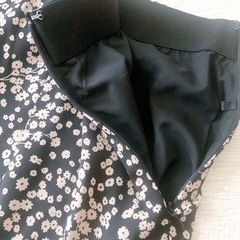 小花柄　ワンピース　ブラック×ベージュの画像