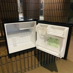 ミニ冷蔵庫　冷凍庫つき　便利です　おしゃれな木目調の画像