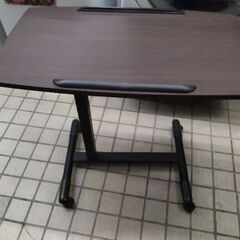 定価4万以上　展示引き上げ品　置き場所無いので3千円ポッキリ　昇降式　パソコンデスク　テーブル　机　の画像