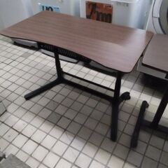 定価4万以上　展示引き上げ品　置き場所無いので3千円ポッキリ　昇降式　パソコンデスク　テーブル　机　の画像
