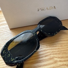 PRADA EYEWEAR スクエアフレーム サングラス
の画像