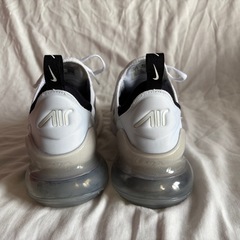 Nike Air Max 270 ホワイト スニーカーの画像