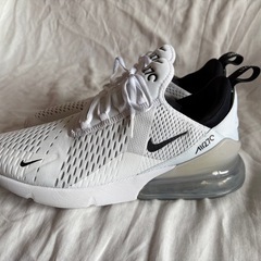 Nike Air Max 270 ホワイト スニーカーの画像
