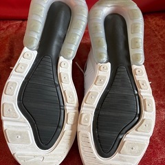 Nike Air Max 270 ホワイト スニーカーの画像