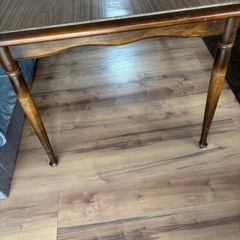 キツツキマーク 飛騨産業　レトロでアンティークなテーブルの画像