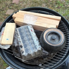 BBQグリル、薪、着火剤、炭、炭入れ陶器セットでの画像