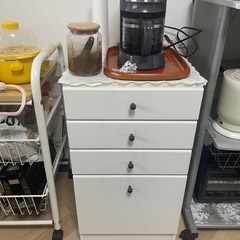 キッチンワゴン、白い引き出しの画像
