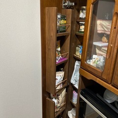 【縦の長い扉がしまりきらない】食器棚の画像