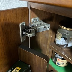 【縦の長い扉がしまりきらない】食器棚の画像