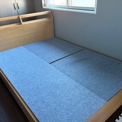 ダブルベッドフレーム（マットレス）の画像