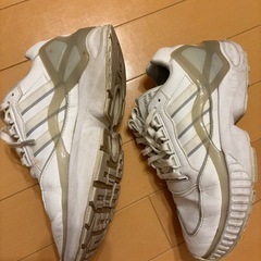 adidas スニーカーの画像