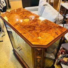 【武蔵小山店】イタリア製 バーズアイ キュリオケース ガラスケース ショーケース メープル 最高級 コレクションケース 飾り棚 キャビネット アンティーク クラシック 猫脚 インテリア 高級家具 収納棚 リビング 什器 made in Italy Birdseye birds eye curios cabinet display caseの画像