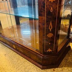 【武蔵小山店】イタリア製 バーズアイ キュリオケース ガラスケース ショーケース メープル 最高級 コレクションケース 飾り棚 キャビネット アンティーク クラシック 猫脚 インテリア 高級家具 収納棚 リビング 什器 made in Italy Birdseye birds eye curios cabinet display caseの画像