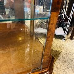 【武蔵小山店】イタリア製 バーズアイ キュリオケース ガラスケース ショーケース メープル 最高級 コレクションケース 飾り棚 キャビネット アンティーク クラシック 猫脚 インテリア 高級家具 収納棚 リビング 什器 made in Italy Birdseye birds eye curios cabinet display caseの画像