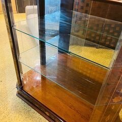 【武蔵小山店】イタリア製 バーズアイ キュリオケース ガラスケース ショーケース メープル 最高級 コレクションケース 飾り棚 キャビネット アンティーク クラシック 猫脚 インテリア 高級家具 収納棚 リビング 什器 made in Italy Birdseye birds eye curios cabinet display caseの画像
