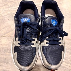 adidas レディーススニーカーの画像