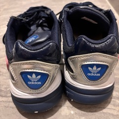 adidas レディーススニーカーの画像