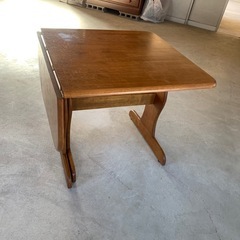 ダイニングテーブルの画像