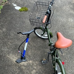 折りたたみ自転車　ワイヤーロックと空気入れ付きの画像