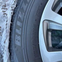 アルミホイル付きスタッドレスタイヤの画像