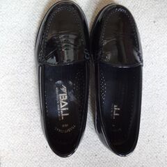 可愛いお子さんに！入学式で一度履いただけの美品です。箱入り男子キッズ用18サイズフォーマル黒エナメル革靴　の画像