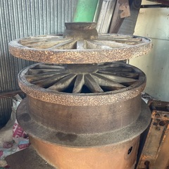 昔時代を感じる　鉄車輪の画像